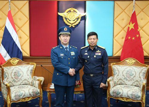 不同国家的军人在一起，军衔还论高低吗？插图40