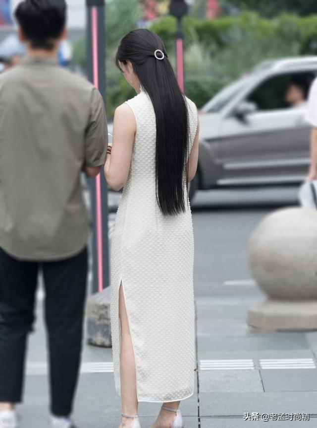 巩俐高开衩裙:女演员中，你觉得谁的演技是最好的？
