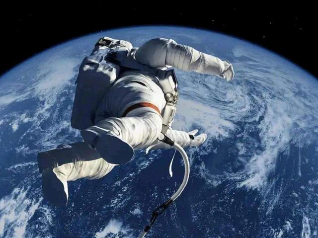 如果宇航員太空出艙時沒有抓緊脫離瞭宇宙飛船怎麼辦？會怎樣？