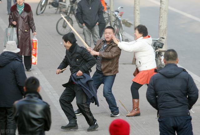 打架两个人打我一个人,对方一个人大拇指骨折鉴定轻伤,我轻微伤,一般