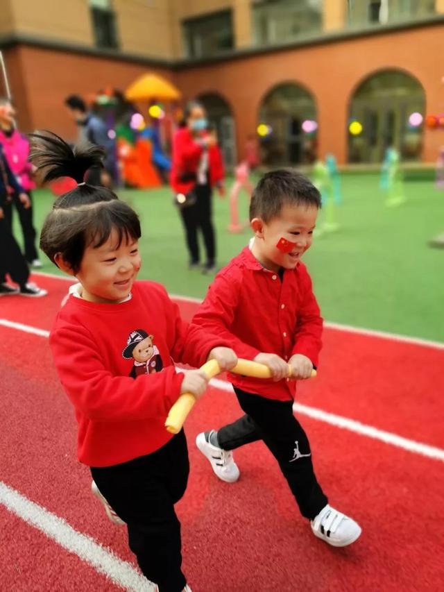 教师节宝宝送老师手工礼物。而后失望地说老师为啥不谢谢我？