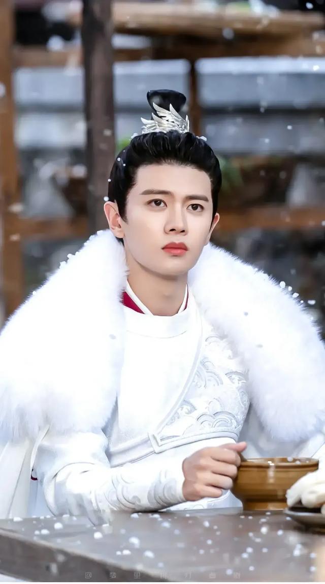 头条问答 - 任嘉伦说此生拍过最帅的是《周生如故》里撑伞的镜头,你