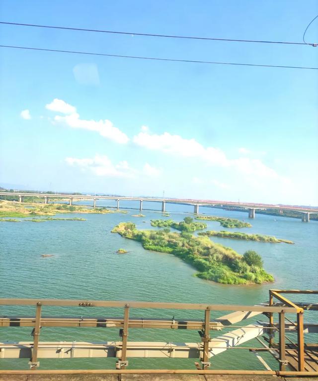 焦恩俊图片:年轻人都不太喜欢坐火车了吗都嫌脏乱差还是条件好了