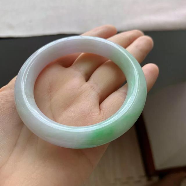 1万左右的翡翠手镯,翡翠手镯不同价位品质有什么区别？