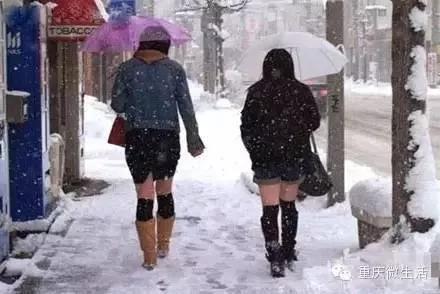 日本有些女人大冬天穿短裙，难道不怕冷吗？
