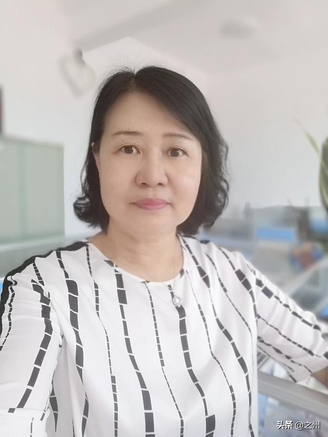 工作30多年的中,小学女高级教师,在55岁退休和在60岁退休相比工资差距