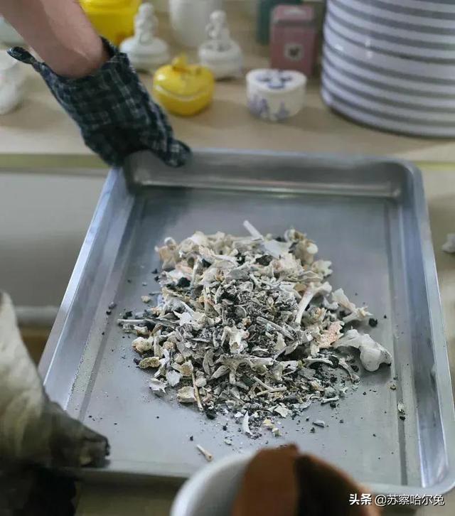 火葬场的火炉温度能将骨头烧成灰吗