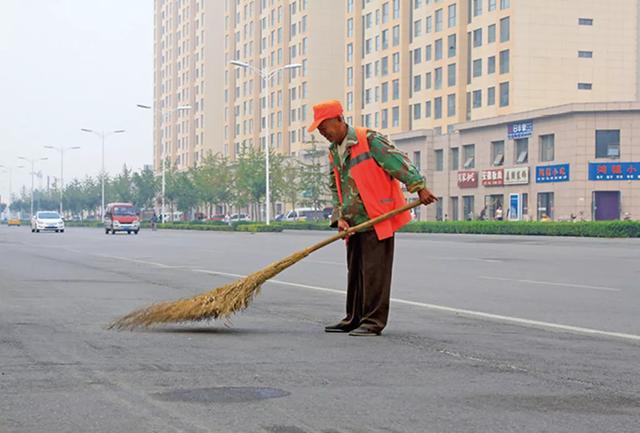 环卫工带宠物鸭扫大街萌翻网友:很多一线环卫工人，又脏，又累，挣钱又少，对此你有什么看法？