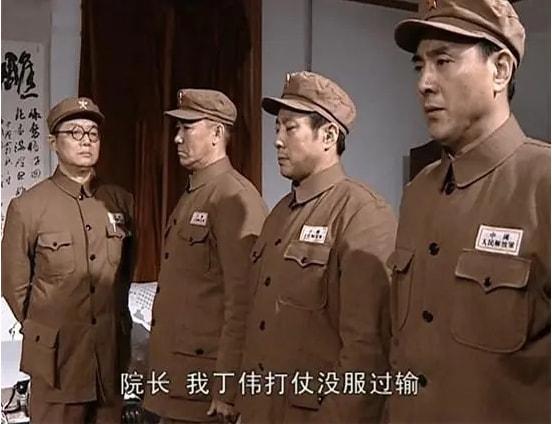 亮剑中给李云龙二十箱手榴弹的张万和是什么级别？能授什么军衔？