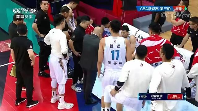 翟小川:郭昊文冲撞雷蒙，翟晓川为什么从替补席冲了上去