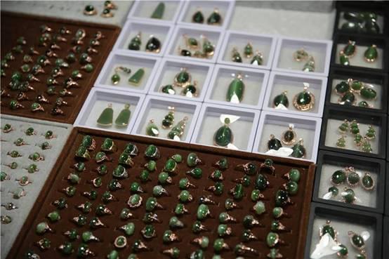 碧玉手镯价格多少,碧玉猫眼手镯，现在是什么价位呢？