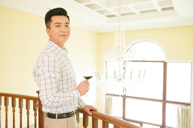 男人面相九个贵骨,如何判断一个男人将来是穷是富？