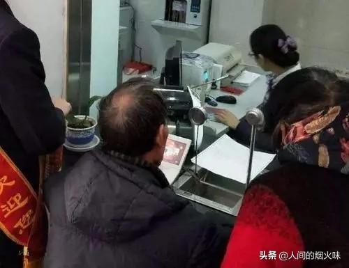 老年人在银行存款，是存定期一年的好，还是存定期三年以上的好？插图5