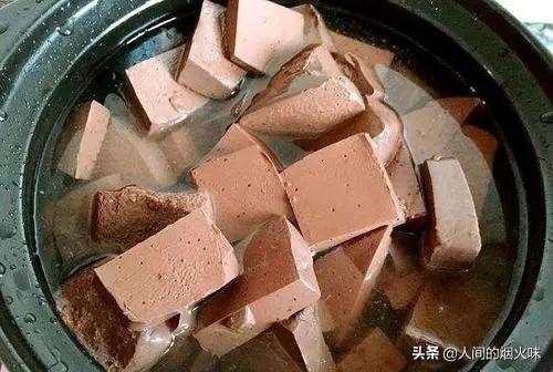 为什么玉要用水泡了再戴,菜市场卖的猪血为什么一直要放在水里泡着？