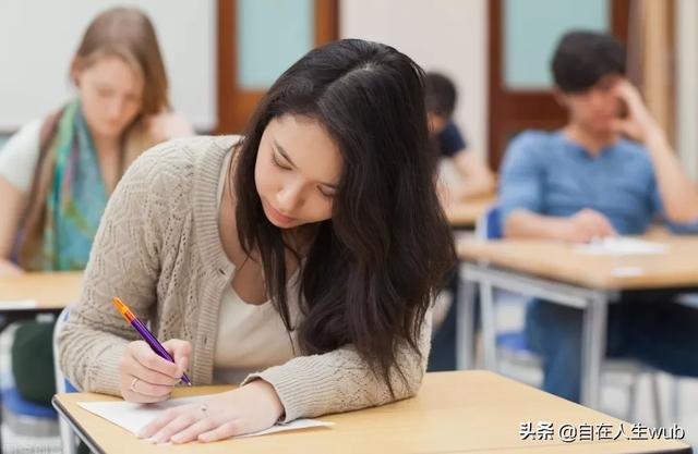 一只狗的大学生活手机版:一个人独居，养一只狗为伴，好不好？