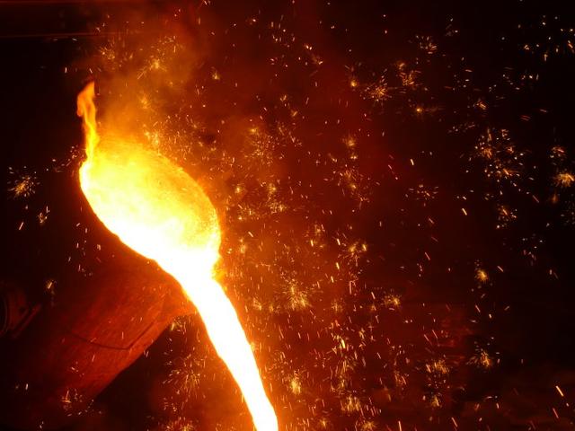 星立方跳水:人不小心掉进钢水里，会觉得痛吗？
