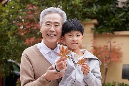 都说外孙是别人家的,儿孙才是自己的,大家怎么看呢？