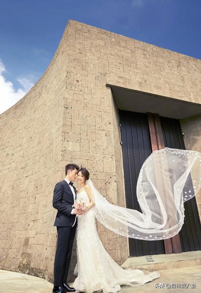 林心如的老公结婚照:娱乐圈中哪一对的结婚照是你最喜欢的呢。 ​​​​