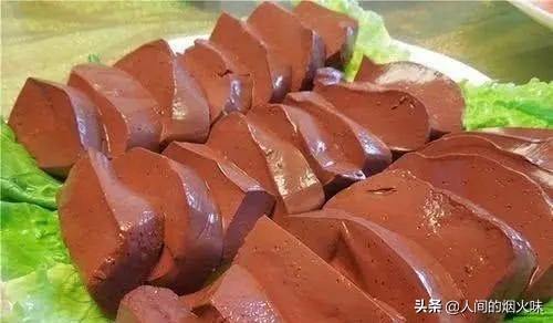 为什么玉要用水泡了再戴,菜市场卖的猪血为什么一直要放在水里泡着？