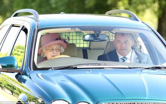 英国女王的狗干什么的:从亿元宾利到出租车，英国女王家里都有些什么车？
