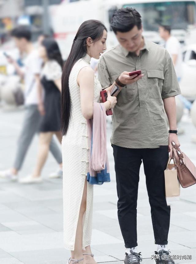 巩俐高开衩裙:女演员中，你觉得谁的演技是最好的？