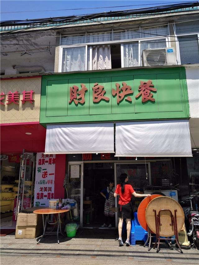 街边的一些饭馆看起来生意不错，为什么会开不下去