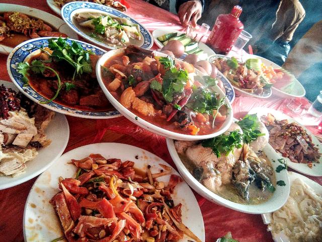 梦见很多亲戚和熟人在吃酒席,农村宴席，为什么男人和女人不同席？