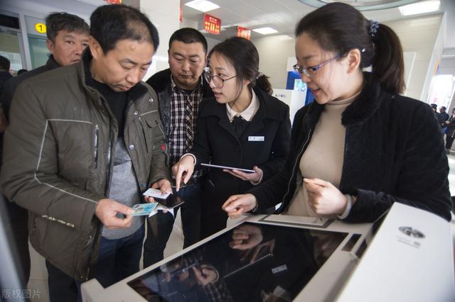 为什么银行工作人员帮你开通手机银行时这么热情？
