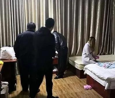 男女自愿同住酒店,警察查房会被抓吗？