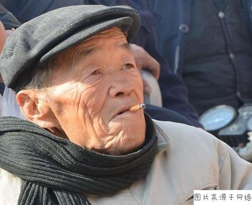 王乃恩为什么戴帽子:刀郎为什么一直戴着帽子？
