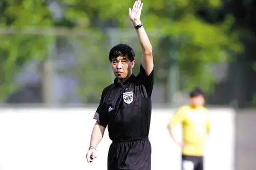 原中国足坛第一裁判"金哨"陆俊现状如何?在做什么呢?-终于实宪