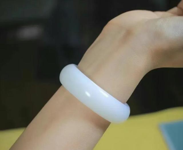 翡翠想卖掉 到哪里卖,哪里有卖便宜点的天然翡翠啊？