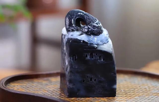 玉器市场,现在市场上有很多和田玉，都是真的吗？