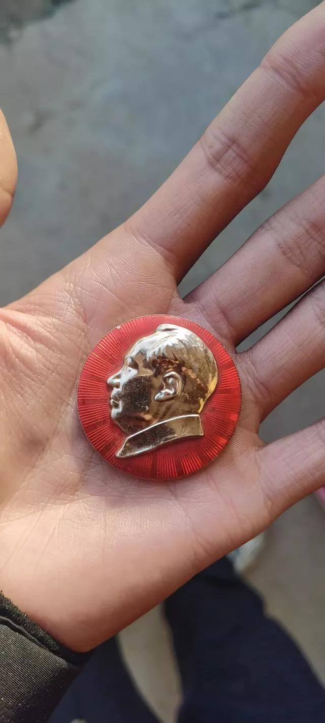奶奶那个年代的毛主席胸章,可以作为收藏吗？