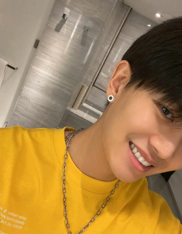 又暗黄还有痘痕的,就更不用说了,卸了妆 简直惨不忍睹我的偶像任嘉伦