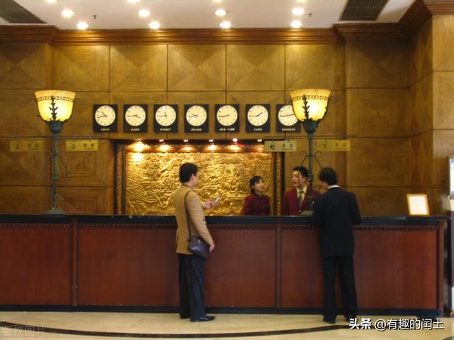 泫雅14年没休息过:教师公休日进行培训违规吗