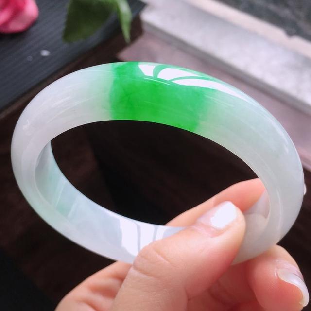 什么人不适合戴玉镯,不同年龄的女人适合戴什么样的翡翠手镯？