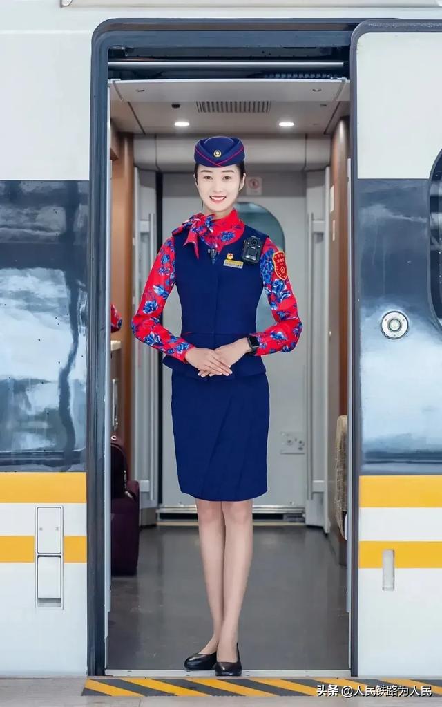 为什么高铁女乘务员都要穿着丝袜上班,你知道其中的原因吗?