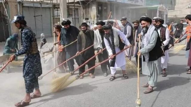 阿塔称即将组建阿富汗新政府，阿富汗:塔利班新政府成员上街扫地，是作秀还是真心改变