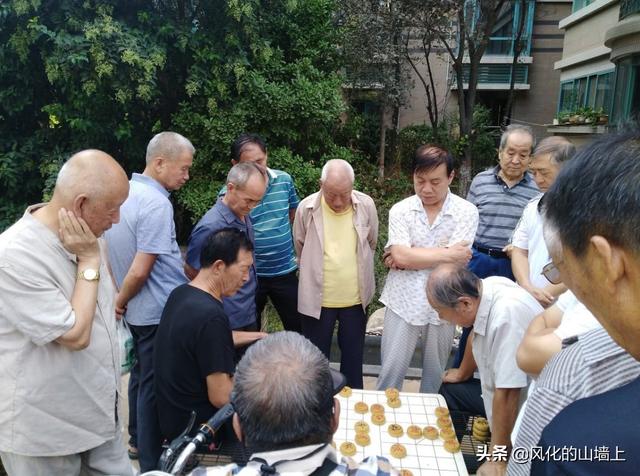 人民广场下面压着什么，在路边摆“象棋残局”赚钱的人，不怕遇到象棋高手吗