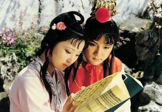 红衣女孩灵异事件讲解:《辛德勒的名单》中导演对红衣女孩的安排有什么意图？