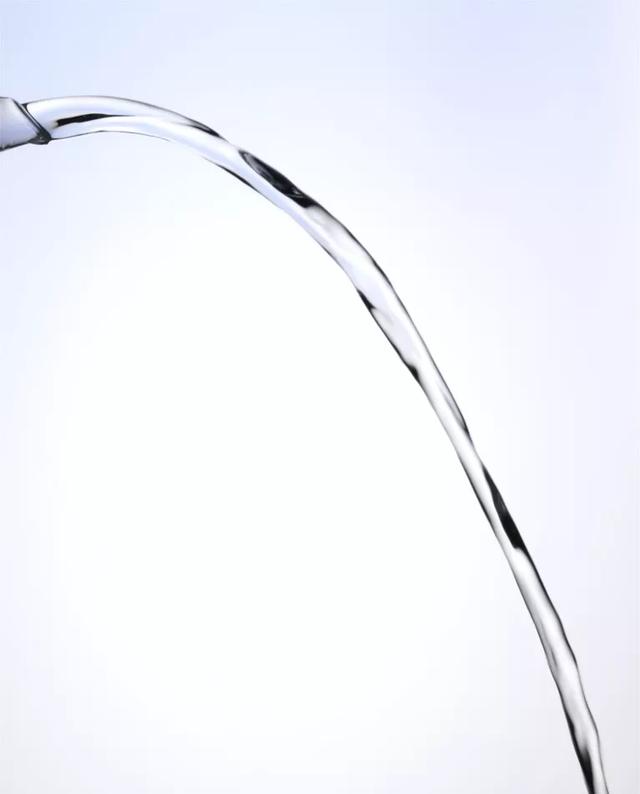 水是透明的,为什么水柱有影子?