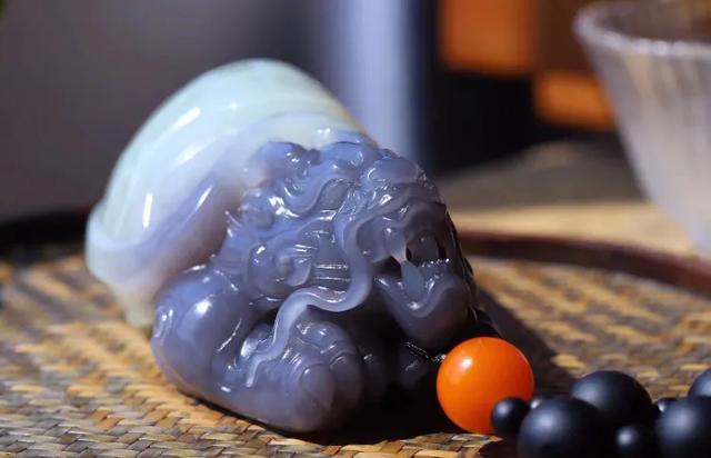 玉器市场,现在市场上有很多和田玉，都是真的吗？