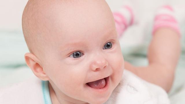 五个月宝宝厌奶期表现，宝宝五个月，混合喂养，最近长牙又厌奶，不肯喝奶粉，要断奶吗？