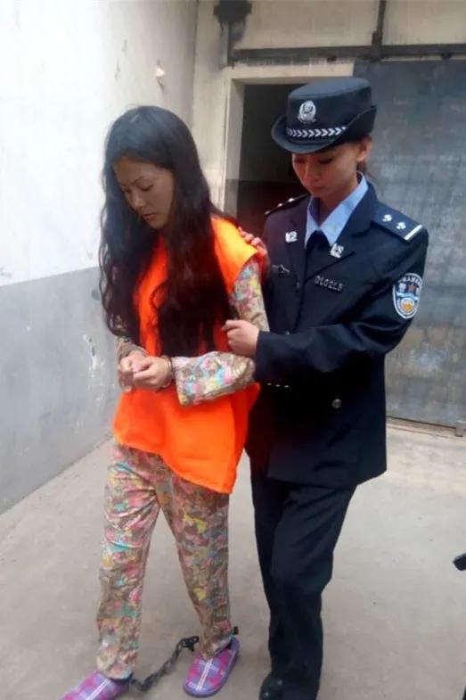 女杀人犯:枪毙女死刑犯时，法医发现女犯人已妊娠一个月，根据法律该怎么办