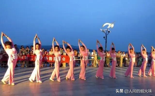 广场舞明明是免费的，为何带队领舞却月入过万，她们怎么盈利的
