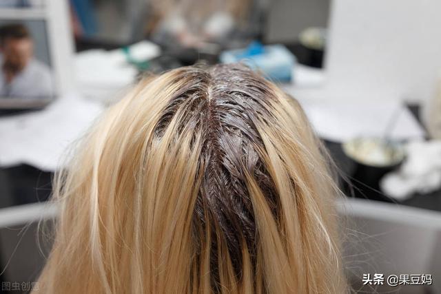 脑残美女挤奶喂狗:养狗给生活带来哪些变化？