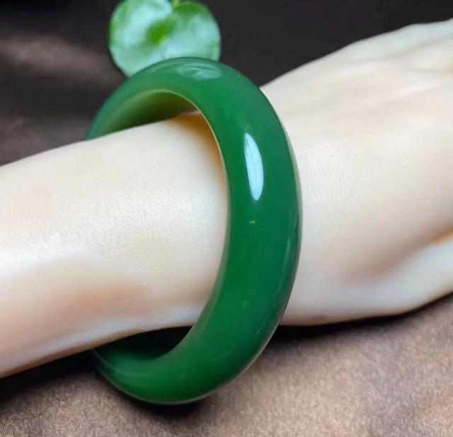 玉器市场,现在市场上有很多和田玉，都是真的吗？