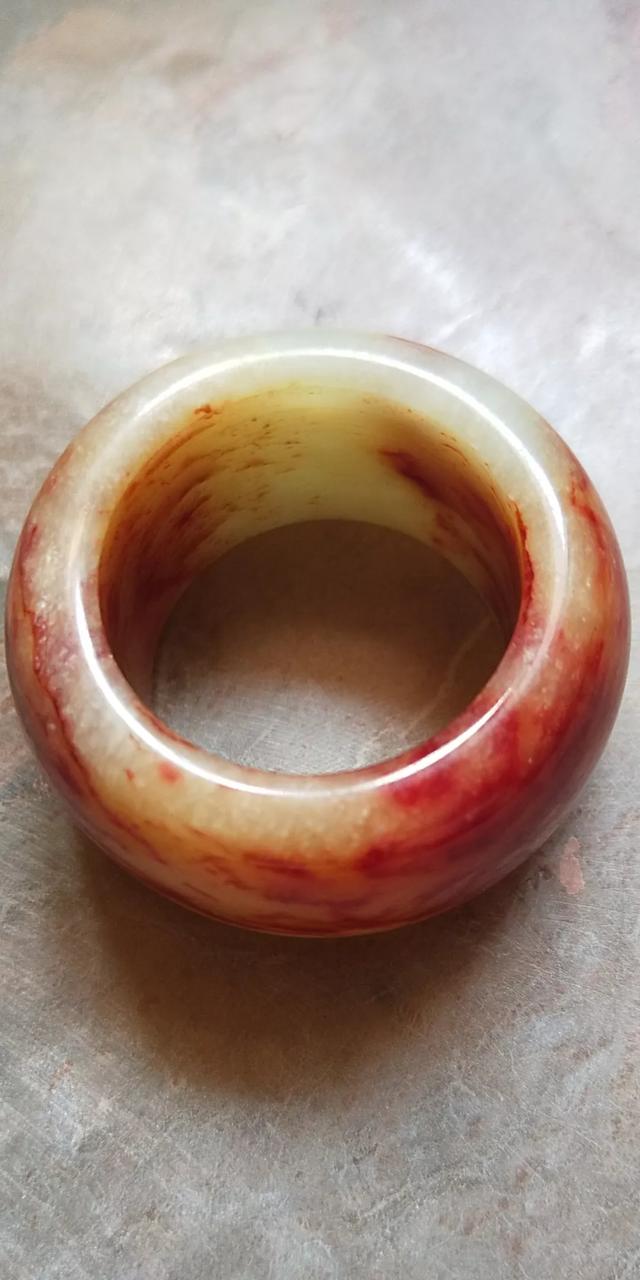 头条问答 - 古玉中的红沁和血沁,主要是长期受氧化铁沁染而成,与朱砂