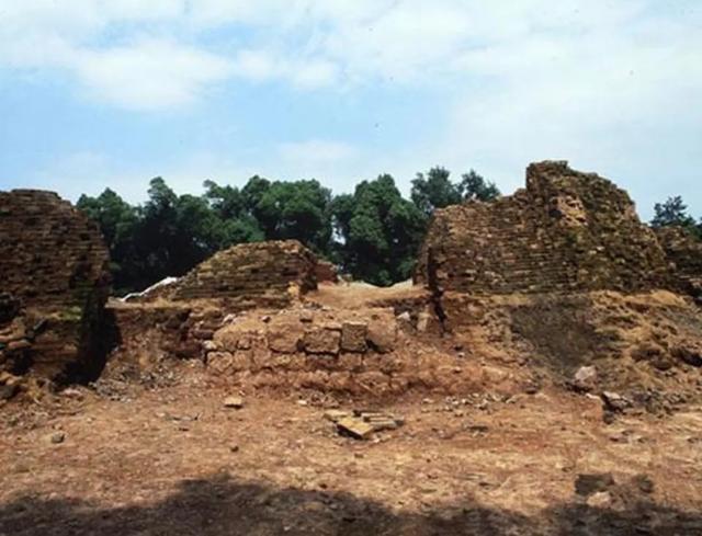 镇塔之宝灵异事件:为何要修建雷峰塔？雷峰塔下有没有埋藏宝贝？